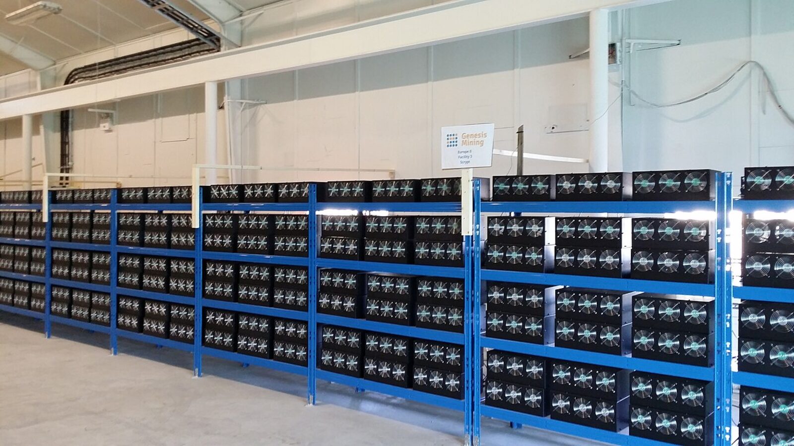 Mining farm de criptomoedas com fileiras de mineradoras ASIC